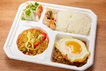 ガパオライスとパッポンカレーと生春巻きのセット(B)（タイ料理 ウライワン）