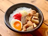 もつ煮込み丼【特盛】(COLOR VILLAGE)