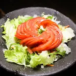 トマトチョレギサラダ(韓国料理 トンマッコル 上野店)