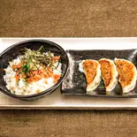 シャケ丼+あぐー豚餃子3コ（麺や堂幻）