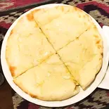 【ナン人気No.1】チーズナン Cheese Nan（barefoot curry リンクス梅田店）