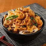 【満足】ヤンニョム豚丼+濃厚！ちょいカレー付き(お肉400g)（オーシャンダイニング池袋店）