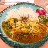 ほうれん草とチーズのキーマカレー（シビレサス）