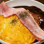 デミオムライス＆厚切りベーコン（とろとろオムライスのオムタマ亭 福岡早良店）