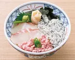 鮮魚としらすとまぐろたたきの三種丼（横濱魚萬 新横浜店）
