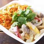 日替わりおかずのっけご飯 お好きな2品のせ ※写真はイメージです。（サロンゴ・カフェ）