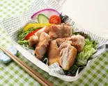 皮なし鶏もも肉ステーキ100gと10種サラダ（チキンと野菜と玄米。 神田淡路町店）