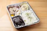 濃厚デミグラス煮込みハンバーグ＆唐揚げ弁当（みなれ）