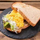 ベーコンエッグホットサンド Bacon ＆ Egg Hot Sandwich（フレンチファクトリー本店）