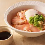 【温玉のせ＆漬け】焦がしニンニクだれの鳥たたき丼～海賊風～（鳥たたき丼専門店 鳥姫）