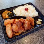 国産鶏もも肉たっぷりのジューシーなお弁当 【A juicy bento box filled with domestic chicken thighs】（La Luz）
