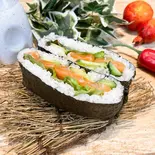 おにぎらず「サーモンポキ」（ご馳走おにぎり“雲海” 鶴橋店）