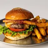 厚切りベーコンチーズバーガー（BLACK ROCKS BURGER SHIBUYA）