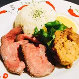 自家製ローストビーフと鶏の唐揚げ&バターライス(牡蠣&海老バル EAST BLUE 池袋東口店)