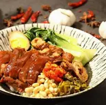 自家製豚すね+(もつ煮込み)隆江猪脚饭拼鲜卤肥肠（池記 正宗隆江猪脚飯）