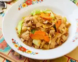 ผัดซีอิ๊ว タイ太麺焼きそば Thai-Style Stir-Fried Wide Noodles(バンコックポニー食堂 岩本町店)