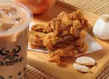 紅茶ミルクティー+ 塩酥鶏（台湾悪魔ジーパイ 川崎銀柳街店）