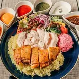 本格ターメリックライス使用！合い盛キンオーバーライス(グリルしたもも肉と低温調理のむね肉のハーフ＆ハーフ)（TOKYO FITNESS CHIKEN 千川店 高たんぱく・糖質制限）