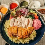 本格ターメリックライス使用!合い盛キンオーバーライス(グリルしたもも肉と低温調理のむね肉のハーフ&ハーフ)(【糖質制限・高たんぱく】ヘルシーチキンオーバーライス TOKYO CHIKEN LIFE 東京チキンライフ)