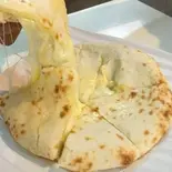 スペシャルチーズナン Special cheese nan（INDIAN NEPALI RESTAURANT SUBHA LAKSHMII〜インド・ネパール料理 スバラクシュミー）