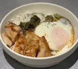 照り焼きチキンロコモコ丼(翠煙gallery恵比寿代官山店)