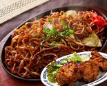 牛すじホルモン焼きそば&から揚げ(3個)セット(ホルモン焼きそば おとうちゃん 弘明寺店)