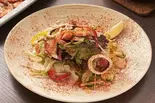 野菜たっぷりシーフードサラダ（Trattoria＆Bar Over）