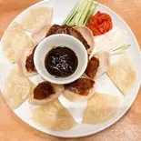 北京ダック(鴨肉,きゅうリ細切リ,ネギ細切リ,テンメンジャン,クレープ7枚)(谷記 1号店)