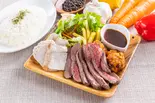 【弁当】肉あいもりステーキプレート（唐揚げ＆ステーキ 肉カフェ AkiTaka）