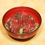 当店自慢のマグロ丼（辰龍 鮨処）