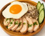【月見】16穀米とむね肉のカオマンガイ [Fried Eggs] Khao Man Gai with (Chicken Breast)（16穀米の美活カオマンガイ 初音町店）