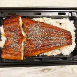 ブラックペッパーたっぷりのせうな丼(上)（麻布十番うなぎ吉田家）