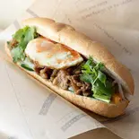 豚肉目玉焼きバインミー（【自家焙煎珈琲とバインミーのお店】Mano a Mano）