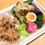 寝かせ玄米弁当(焼き魚)(YUWAERU(結わえる)札幌円山公園)