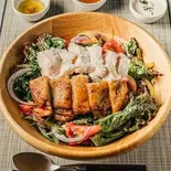 【当店人気No'3】合い盛りチキンオーバーサラダ(グリルしたもも肉と低温調理のむね肉のハーフ&ハーフ)(【糖質制限・高たんぱく】ヘルシーチキンオーバーライス TOKYO CHIKEN LIFE 東京チキンライフ)
