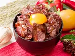TV放送された！たまご付き(牛ハラミ約200g)やわらか牛ハラミ丼（ハラミ・ローストビーフ丼 ハラミと米 心斎橋本店）