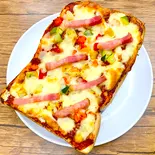 オルトラーナ・ピザトースト(グリル野菜とベーコン)（パンとスープ。Cafe Karanos[カラノス]）