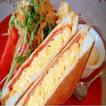 ふわふわオムレツのベーコンのホットサンド(生野菜・大人気の自家製ポテトサラダ付き)（cool cafe 究極の塩麹フワトロハンバーグ）