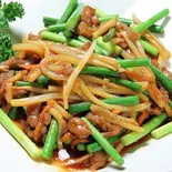 ニンニクの芽と牛肉の辛味炒め(中華料理西遊記 成増店)