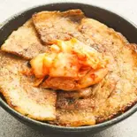 キムチ厚切り豚バラ丼（豚めし家 なんばパークス前店）