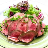 自家製ローストビーフ赤ワインソース(サラダ付き)(本まぐろ中とろ切り落としと次の肉料理 マキバスタイル 芝浦店)