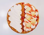 レアチーズ＆ストロベリーソース＆ミルククリーム（ワッフルパラダイスMIYAKO 用賀店）