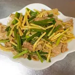 にんにく芽と肉炒(天鴻餃子房 新川店)