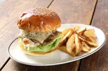grilled chicken burger グリルドチキンバーガー 【フレンチフライ付】(ARMS TAKEOUT & DELIVERY)