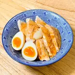 しっとり鶏チャーシュー丼(鶏チャーシュー6枚、味玉1個、にんにく)（ご褒美チャーシュー丼 ぶた丸）