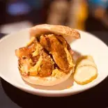 【セットでお得】グリルチキンバーガーとポテトセットGrilled Chicken Burger Set with Fries（dining bar KATE）