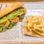 海老とブロッコリーのバインミーサンドウィッチ＆ポテフラセット（ベトナムフレンチ デサリータ(吉祥寺)）