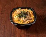 プリっと仕上げた鶏肉の親子丼（岩駒）