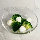 モツァレラチーズとブロッコリーのミニサラダ(バジルソース) Mozzarella and broccoli mini salad(生パスタ専門店Greco【グルテンフリーパスタもご用意しております】)