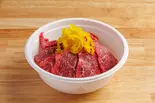 国産和牛 トンビステーキ丼[レアでどうぞ]（和牛ホルモン 牛とろ亭）